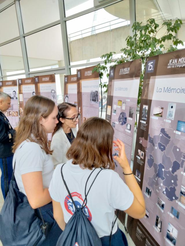 Mme Levisse-Touze commentant un panneau pour deux jeunes du SNU